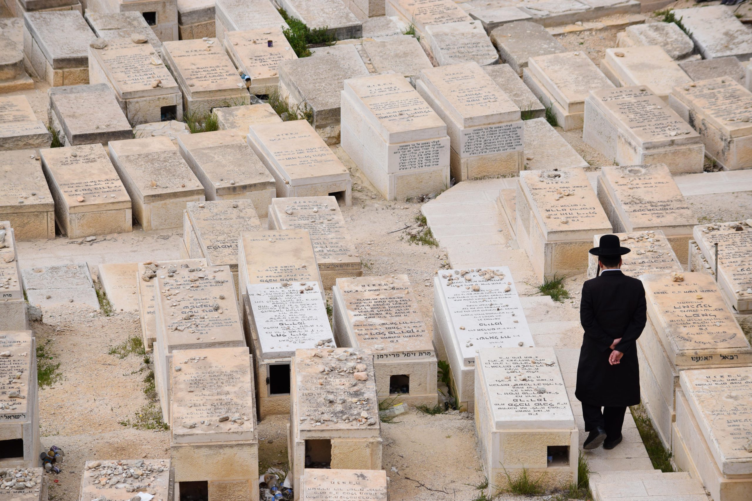 ישראל נקברת תחת קברים